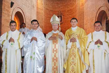 obispo, presbíteros y diáconos