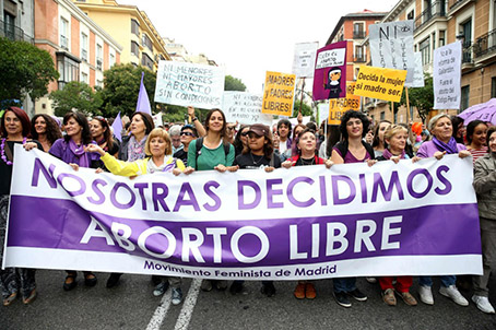 Activistas pancarta: Nosotras Decidimos. Aborto Libre